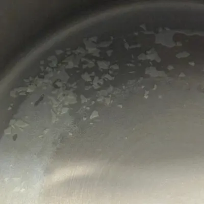 Kalkflocken am Boden eines Wasserkochers
