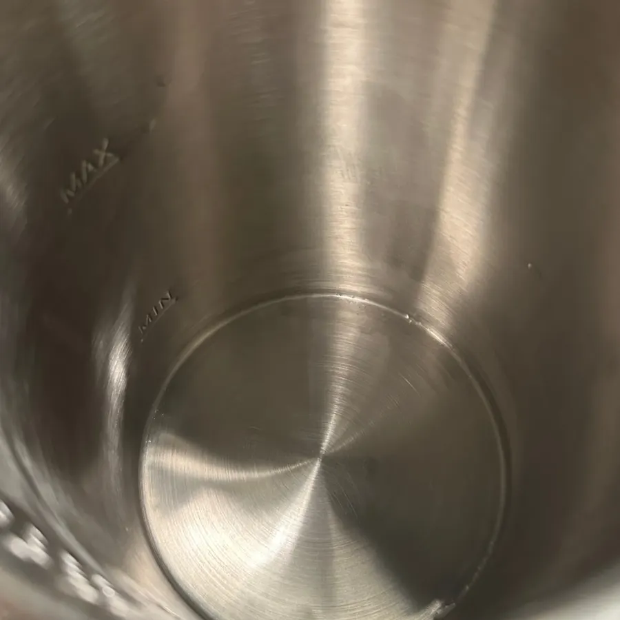 Derselbe Wasserkocher nach dem Entkalken mit 1 Tab in 5 Minuten